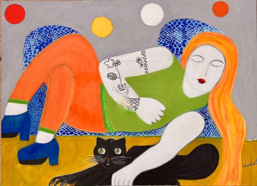 Femme allongée sur un canapé, avec des cheveux roux, un chat noir à ses pieds.