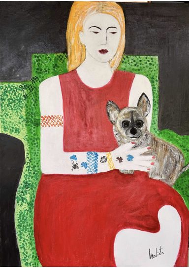 Femme en robe rouge assise, tenant un chien sur ses genoux dans un décor vert.